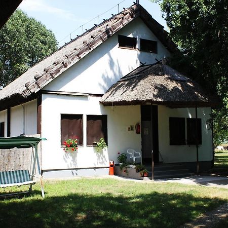Patkos Motel Tiszafured Exterior photo