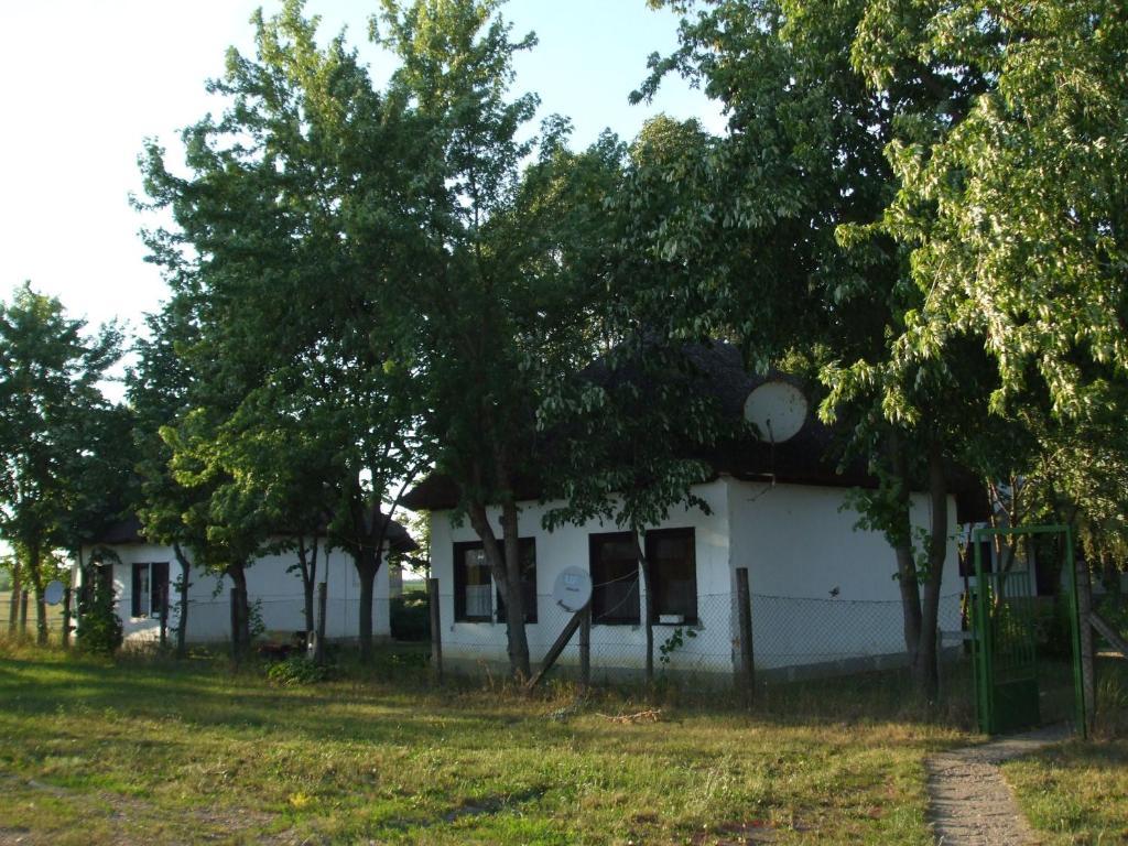 Patkos Motel Tiszafured Exterior photo