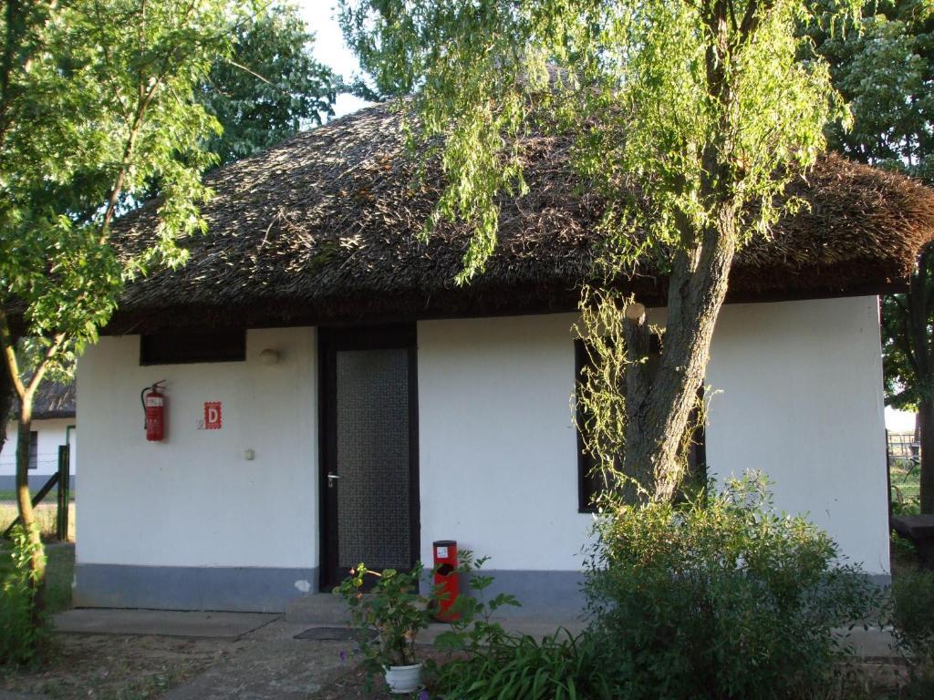 Patkos Motel Tiszafured Exterior photo