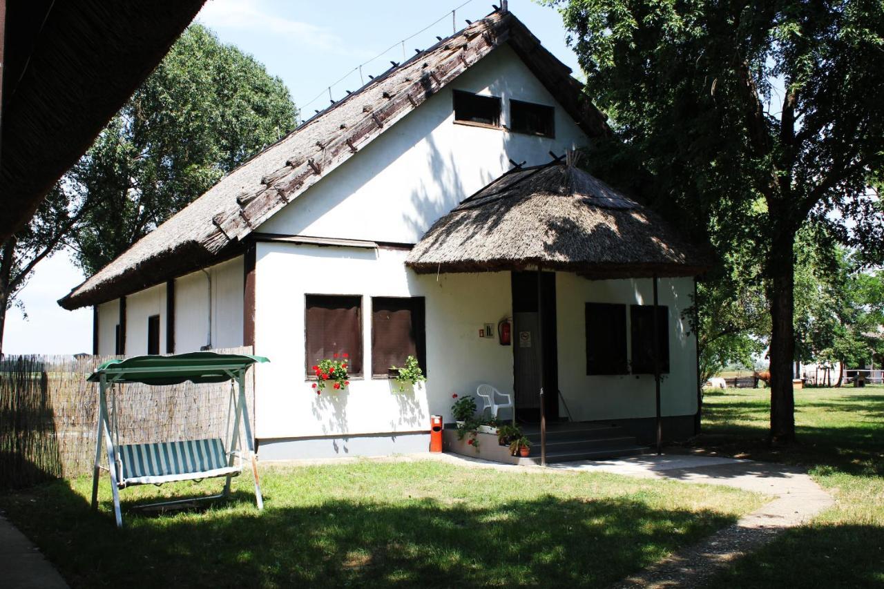 Patkos Motel Tiszafured Exterior photo